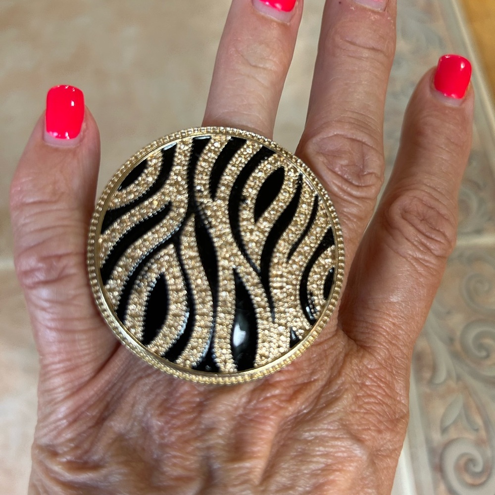Fashion statement ring; gold & black design